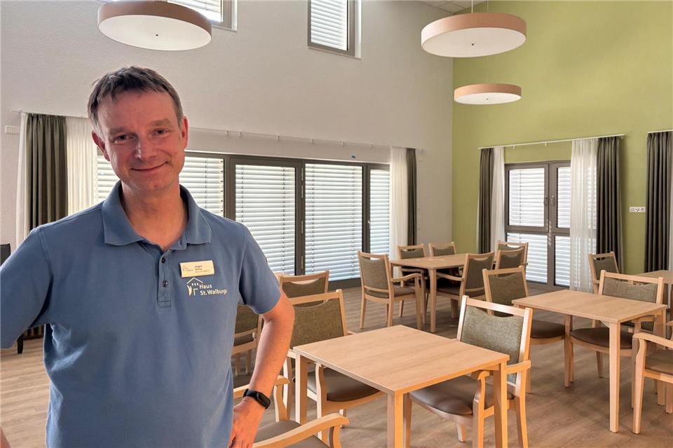 Einrichtungsleiter Jürgen Kaling freut sich über die Fertigstellung des ersten Bauabschnittes. Hell und offen ist der Aufenthaltsbereich mit Küche im Neubau des Hauses St. Walburga.