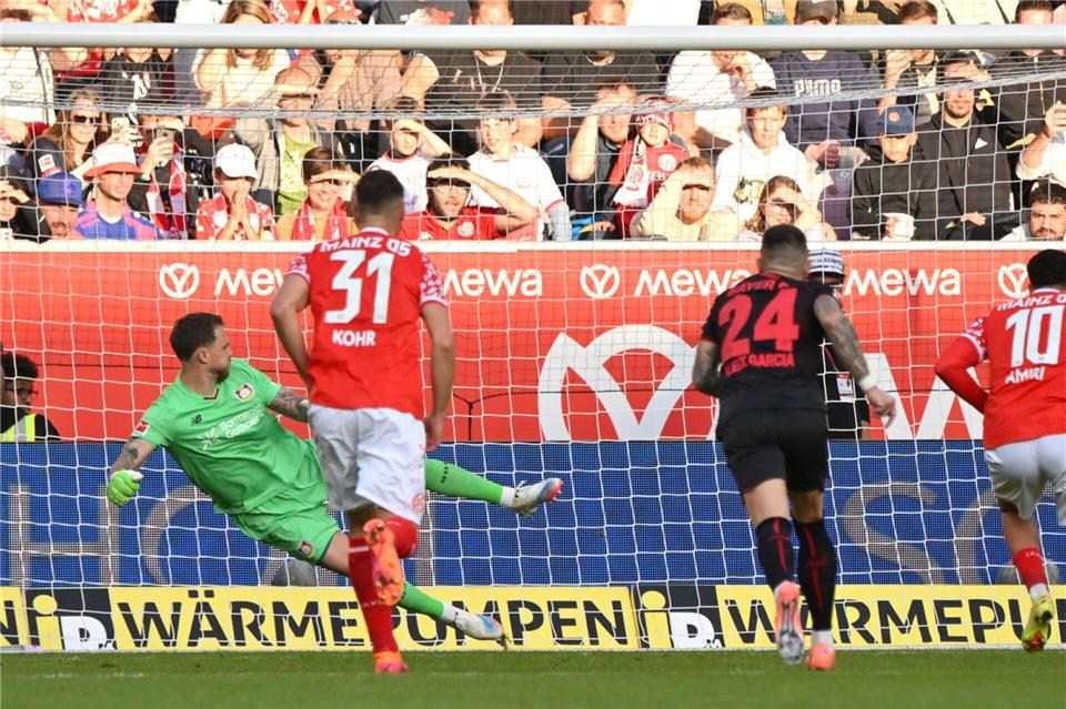 Eins von drei Gegentoren für Bayer-Keeper Mark Flekken (l). Torsten Silz/dpa