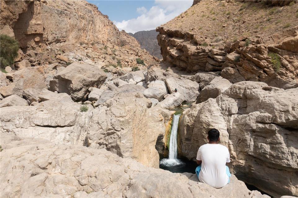 Einsame Schönheit: ein Wasserfall im abgelegenen Wadi Hawer.Andreas Drouve/dpa-tmn