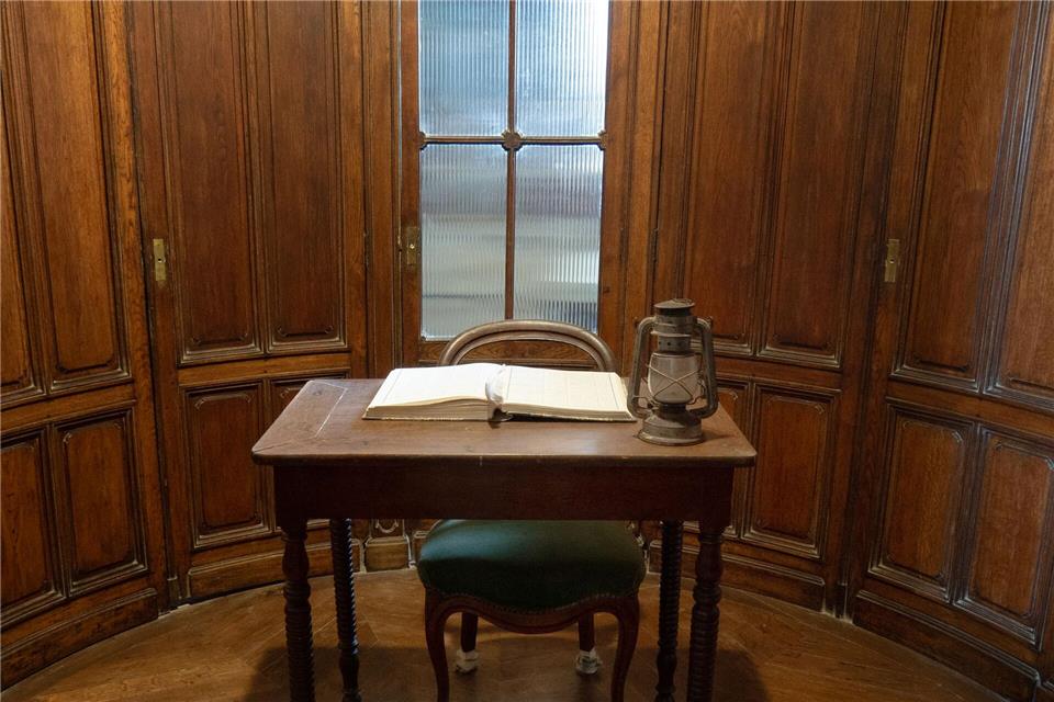 Einsamer Arbeitsplatz: historischer Raum der Wache.Andreas Drouve/dpa-tmn