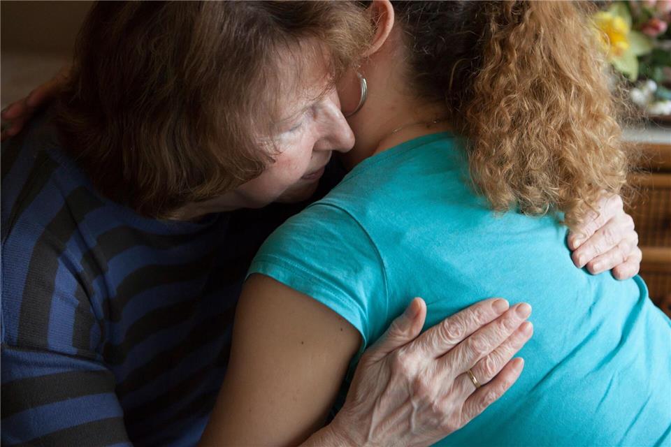 Pflegebedürftiger Mensch hat Schmerzen - wie helfen? Einsamkeit durch Schmerzen: Damit es dazu nicht kommt, können Angehörige Pflegebedürftige unterstützen.Silvia Marks/dpa-tmn