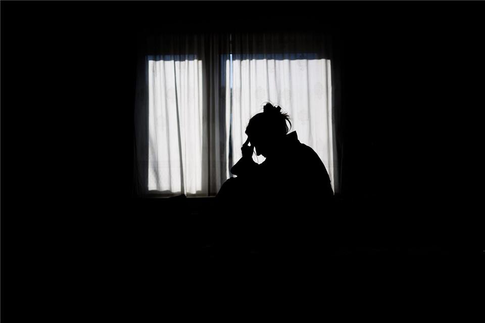 Einsamkeit ist ein häufiger Anlass für Anrufe bei der Telefonseelsorge. (Symbolbild)Julian Stratenschulte/dpa