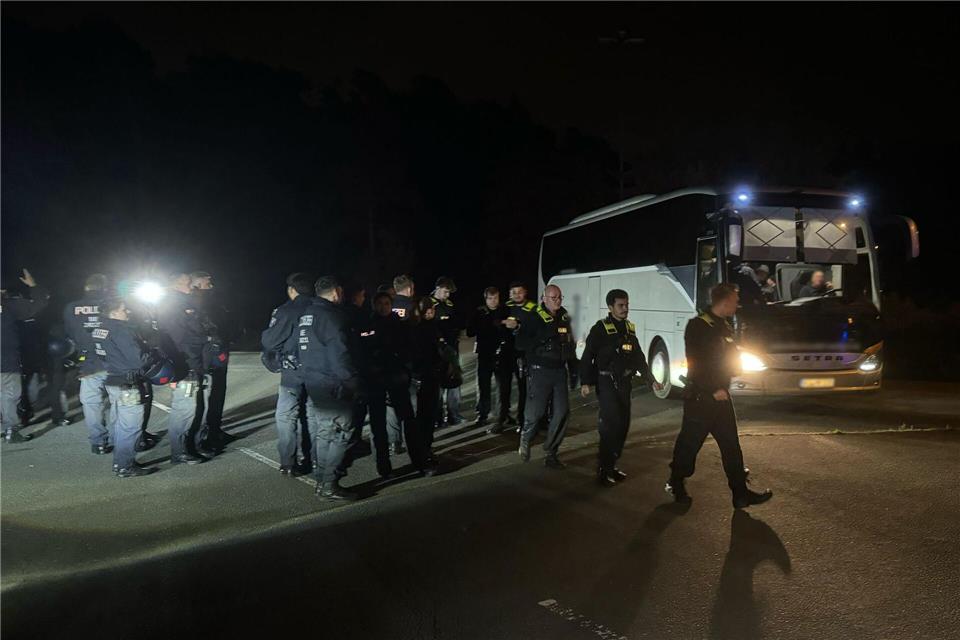 Einsatz auf dem Gelände der ehemaligen Raststätte Dreilinden: Die Polizei hatte die Fans kontrolliert.Sven Kaeuler/dpa