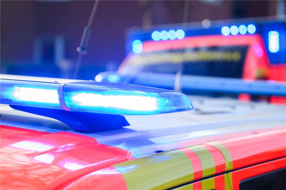 Einsatz auf der Bundesstraße: Ein Auto und ein Wohnmobil sind frontal zusammengestoßen. (Symbolbild)Julian Stratenschulte/dpa