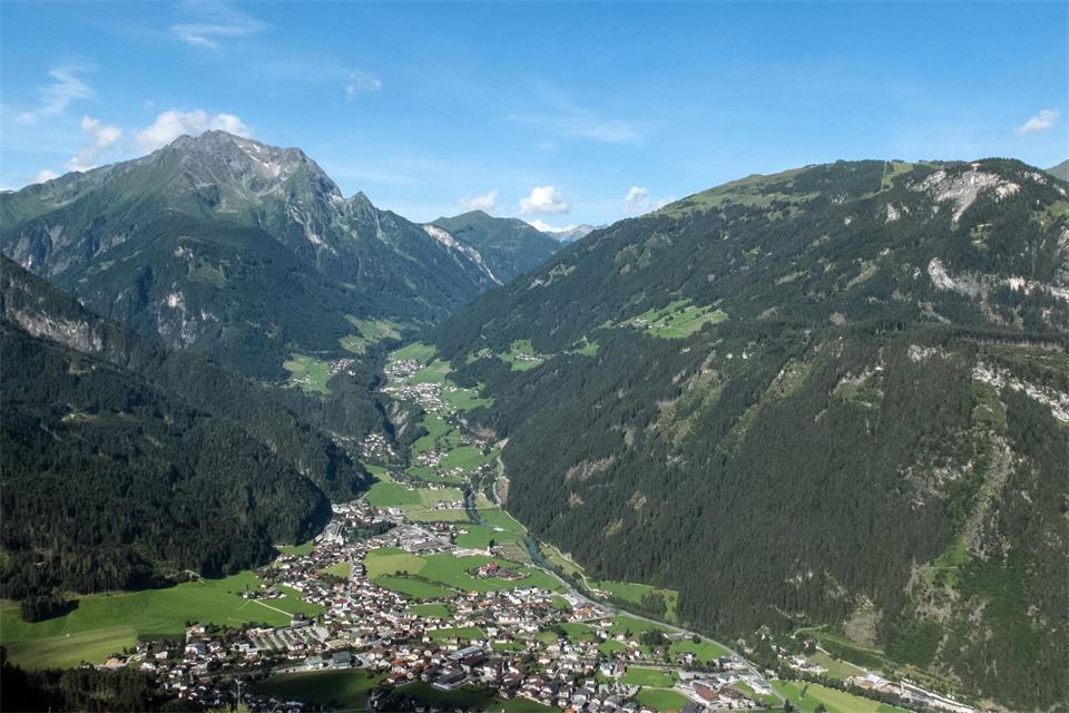 Einsatz im Zillertal: Mitten in der Nacht ist ein Camper bei einem Sturz in die Tiefe schwer verletzt worden. (Symbolbild)Frank Kleefeldt/dpa