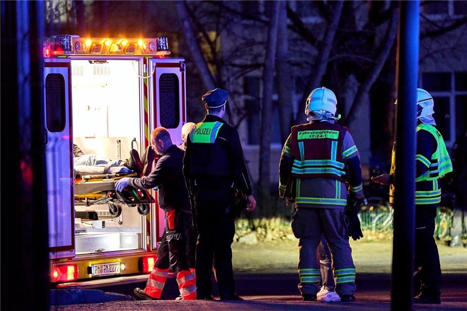 Einsatz in Stahnsdorf: Sanitäter bringen eine männliche Person auf einer Trage in einen Rettungswagen.Michael Ukas/dpa
