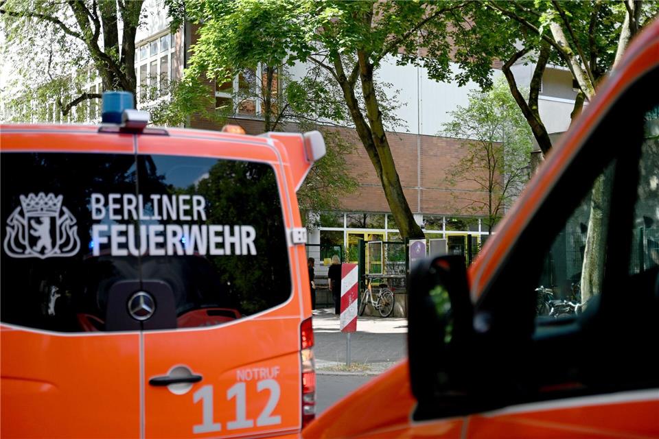 Einsatzfahrzeuge der Feuerwehr vor der Grundschule in Berlin-Moabit. Die Schule musste wegen versprühtem Reizgas geräumt werden.Katharina Kausche/dpa