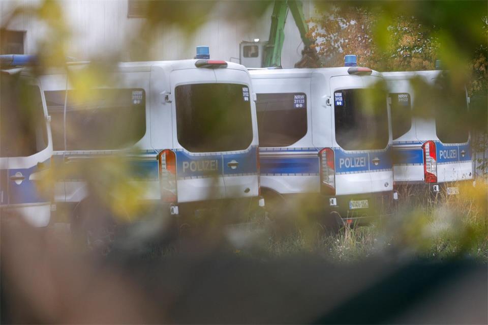 Einsatzfahrzeuge der Polizei stehen auf einem Recyclinghof, auf dem nach der Frau gesucht wurde. Thomas Banneyer/dpa
