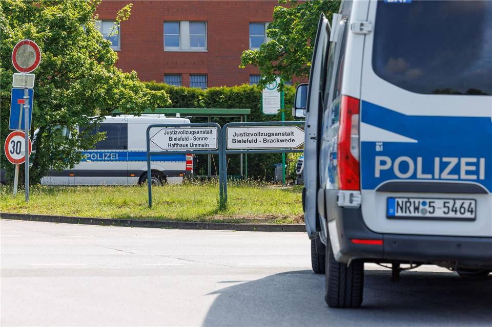Einsatzfahrzeuge der Polizei stehen vor der Justizvollzugsanstalt Bielefeld. (Archivbild)Friso Gentsch/dpa