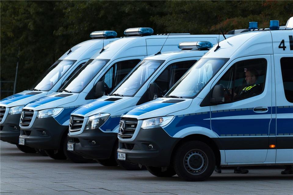 Einsatzfahrzeuge der Polizei stehen vor der Arena.Marcus Golejewski/dpa