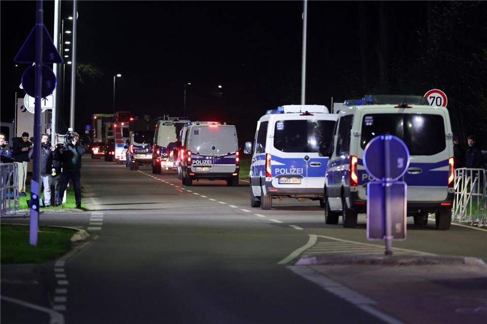 Einsatzfahrzeuge der Polizei verlassen das Zwischenlager auf dem Gelände des Forschungszentrum Jülich bevor der Castortransport folgt.
