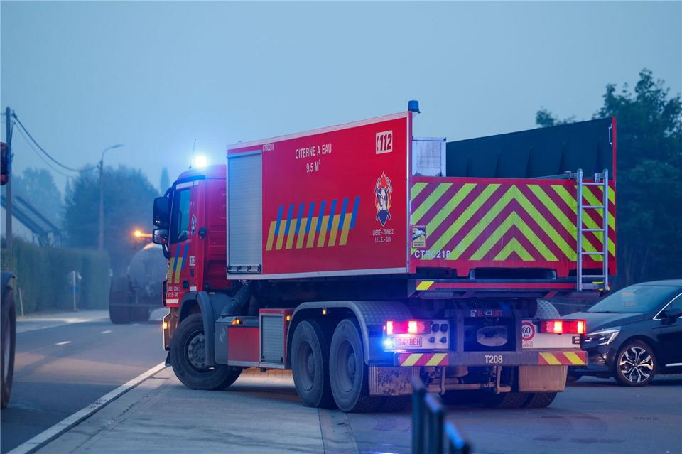 Einsatzfahrzeuge der belgischen Feuerwehr fahren durch die Stadt Sourbrodt. Thomas Banneyer/dpa