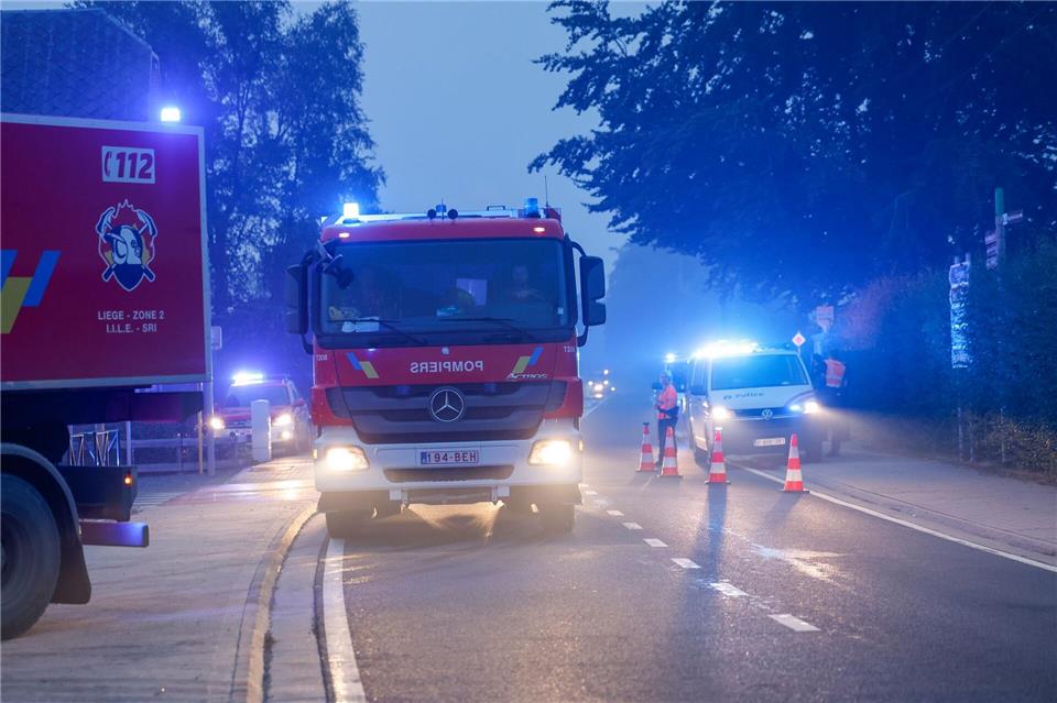 Einsatzfahrzeuge der belgischen Feuerwehr fahren durch die Stadt Sourbrodt.Thomas Banneyer/dpa