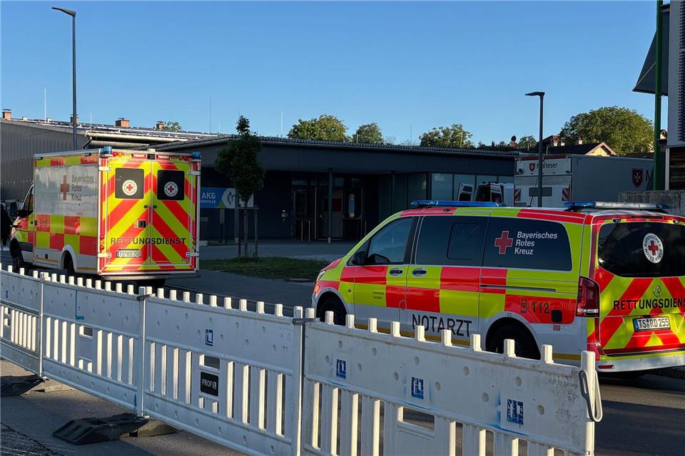 Einsatzfahrzeuge des BRK am Bahnhof von Traunstein.--/Bayerisches Rotes Kreuz/dpa