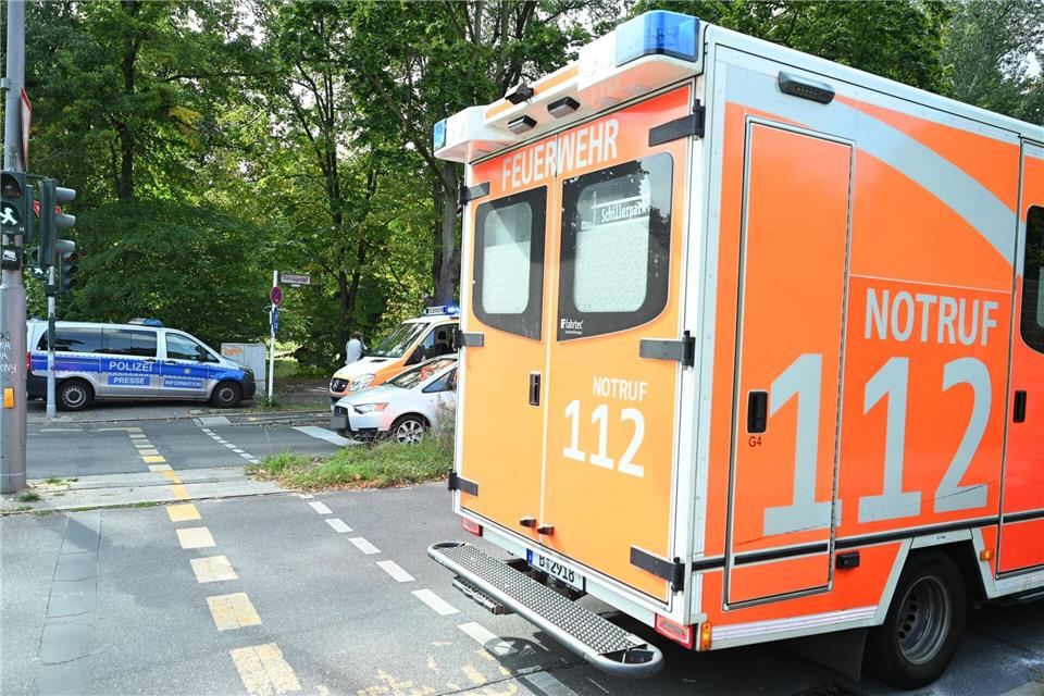Einsatzfahrzeuge von Polizei und Feuerwehr stehen an der Unfallstelle.Annette Riedl/dpa