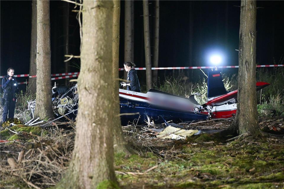 Einsatzkräfte am Absturzort.Benjamin Westhoff/dpa