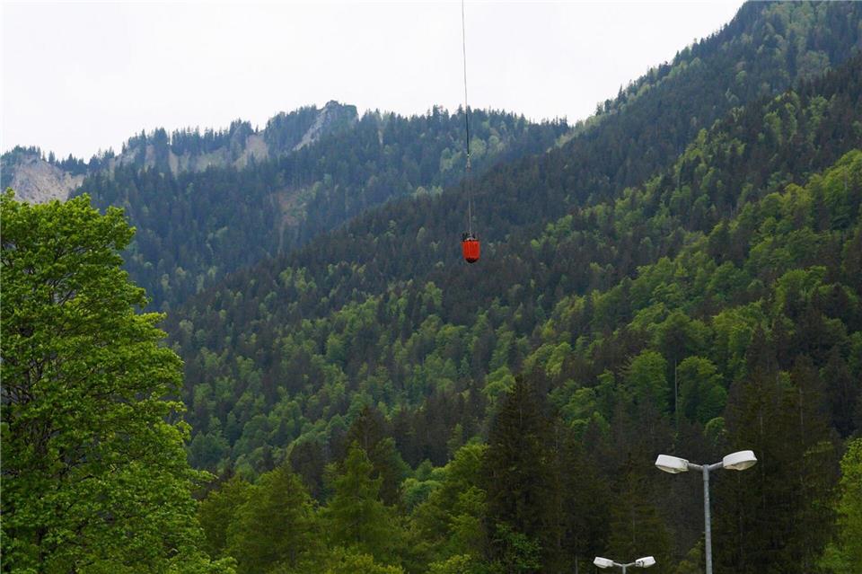Einsatzkräfte am Boden unterstützen die Löschbemühungen  aus der Luft.Uwe Lein/dpa