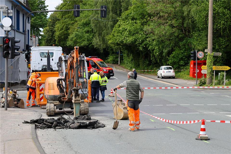 Einsatzkräfte arbeiten auf einer Straße. In Wuppertal hat die Feuerwehr wegen Einsturzgefahr eine vielbefahrene Kreuzung gesperrt und zwei Wohnhäuser evakuiert.Matthi Rosenkranz/dpa