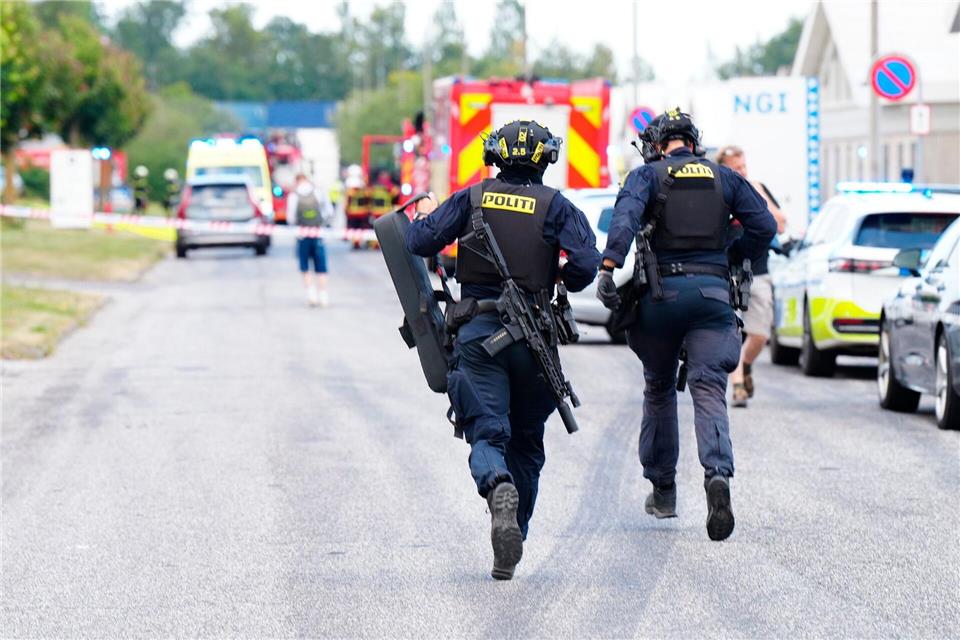 Einsatzkräfte auf dem Weg zum Tatort bei Aalborg.Henning Bagger/Ritzau Scanpix Foto/AP/dpa