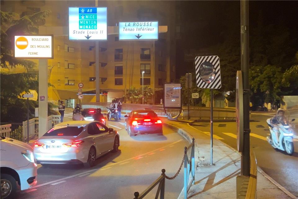 Einsatzkräfte aus Monaco und Frankreich suchen mit Hochdruck nach dem Täter.Clement Lanot/Clement Lanot/AP/dpa