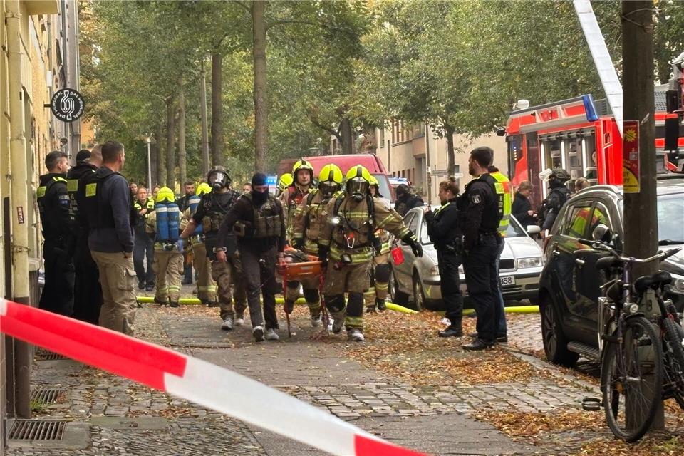 Mann stirbt nach Feuer in Wohnung - SEK im Einsatz Einsatzkräfte bargen den Mann leblos aus seiner brennenden Wohnung und versuchten ihn zu reanimieren, allerdings erfolglos.Dominik Totaro/dpa