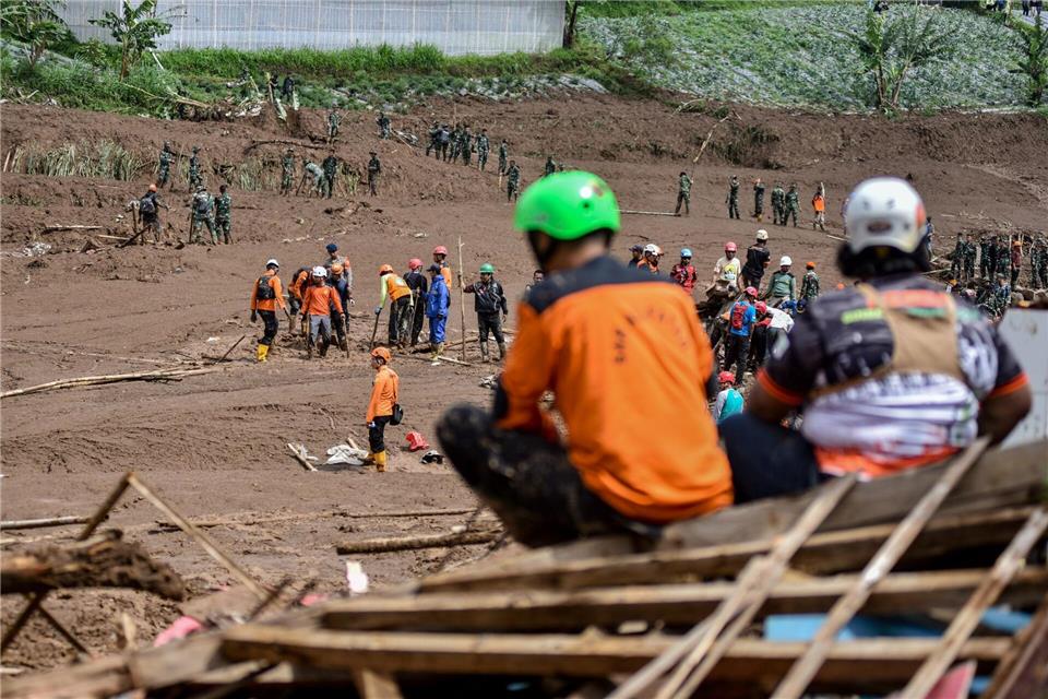 Einsatzkräfte bargen zwei Tage nach dem Unglück weitere Opfer.Dimas Rachmatsyah/ZUMA Press Wire/dpa