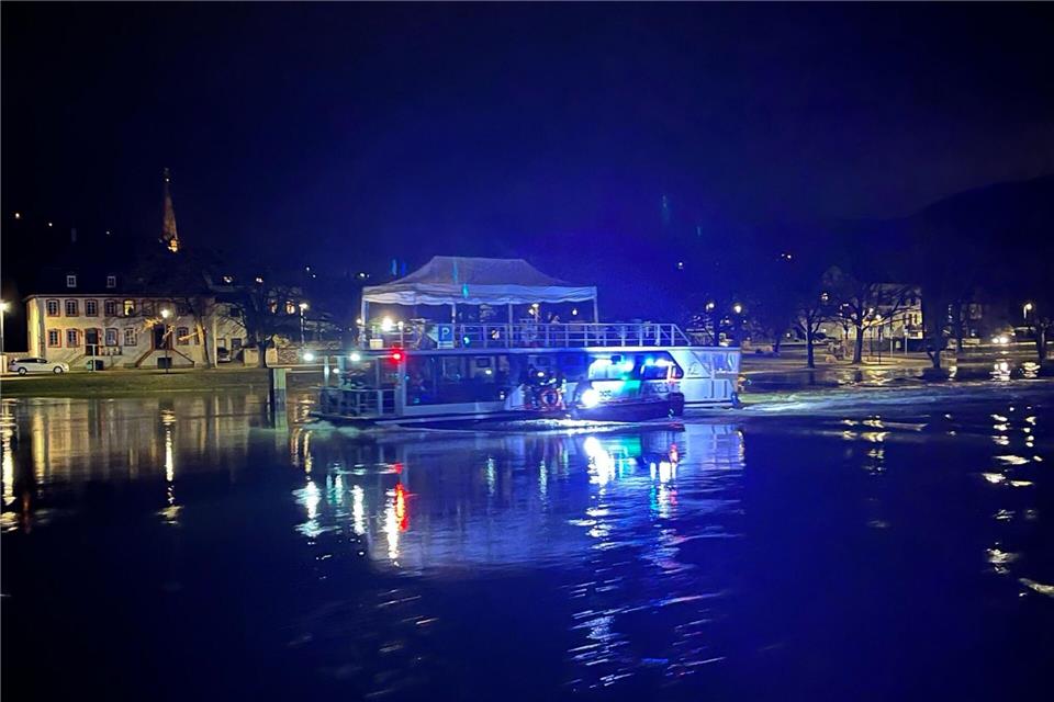 Einsatzkräfte befestigten das abgeschleppte Hausboot in einem Hafen. Wasserschutzpolizei Trier/dpa