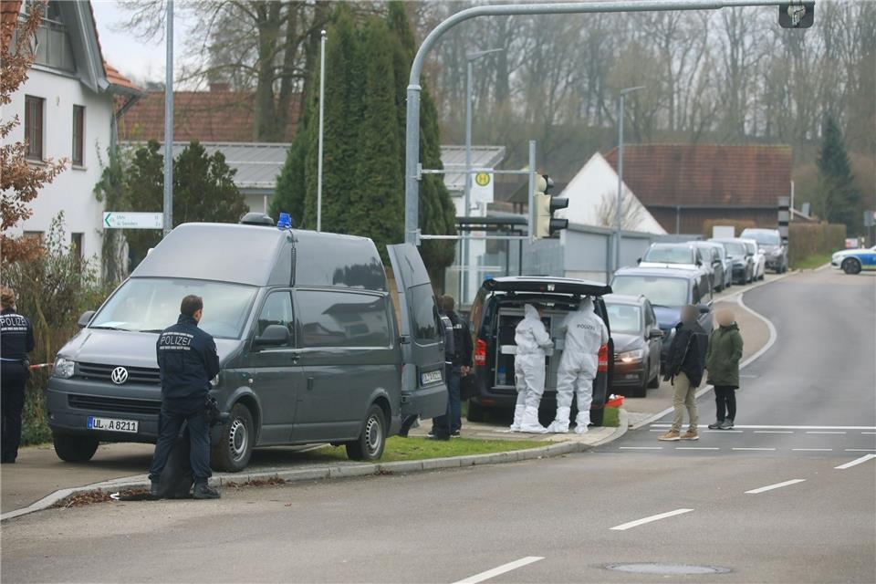 Einsatzkräfte begutachten einen Tatort in Illerkirchberg (Alb-Donau-Kreis).