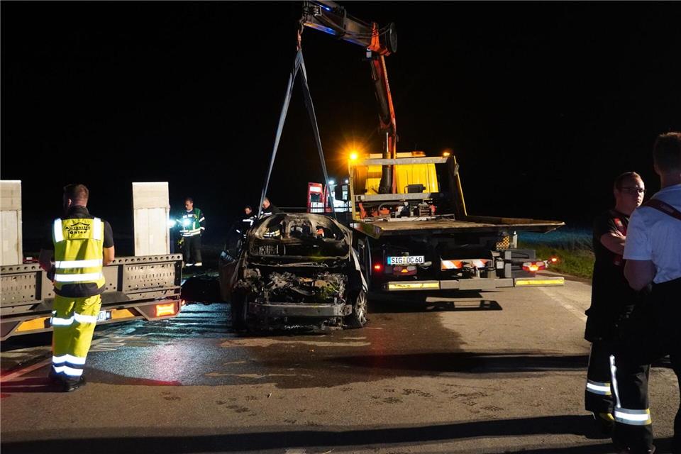 Einsatzkräfte bereiten den Abtransport eines Unfallfahrzeugs vor. Reinert/swd-medien/dpa