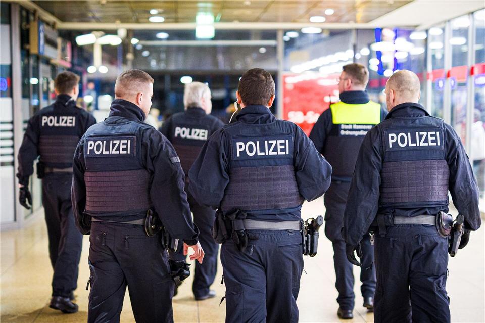 Einsatzkräfte der Bundespolizei gehen durch den Hauptbahnhof Hannover. Bundespolizisten nahmen einen 35-Jährigen dort am Montagabend beim Halt eines Zuges fest. (Symbolbild)Moritz Frankenberg/dpa