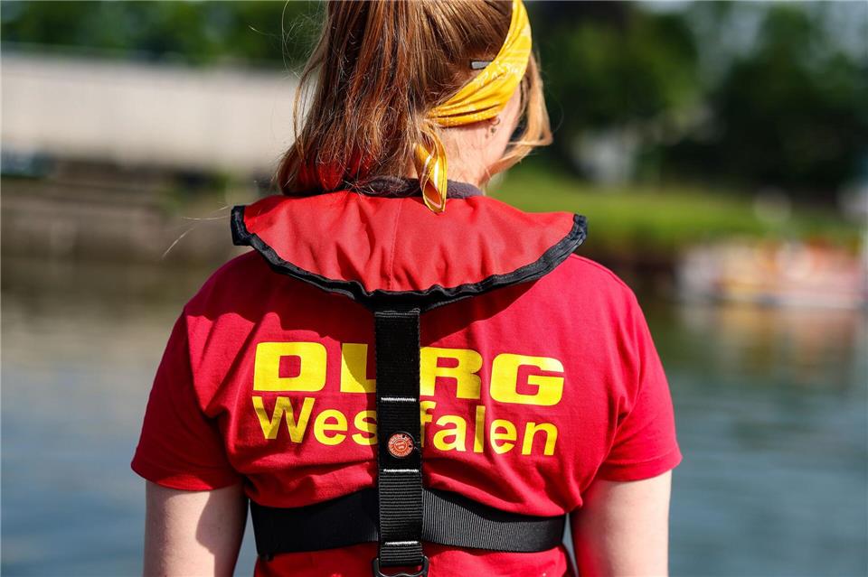 Einsatzkräfte der DLRG müssen seit Einführung der Rhein-Badeverbote deutlich seltener Leben retten, berichtet ein Sprecher der DRLG Nordrhein. (Symbolbild) Christoph Reichwein/dpa