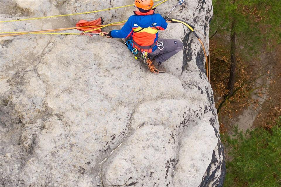 Einsatzkräfte der Dresdner Bergwacht üben im absturzgefährdeten Gelände die Rettung verunfallter Kletterer.Jürgen Lösel/dpa