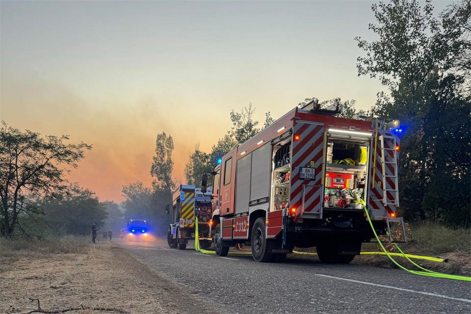 Einsatzkräfte der Feuerwehr Bonn haben direkt nach ihrer Ankunft in Serbien mit dem Löschen begonnen.Feuerwehr Bonn/dpa