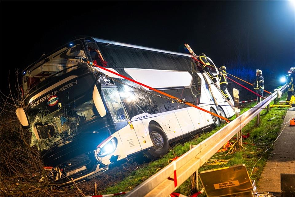 Erneut schwerer Busunfall: Reisegruppe verunglückt auf A44 Einsatzkräfte der Feuerwehr arbeiten an einer Unfallstelle auf der A44 an einem verunfallten Bus.