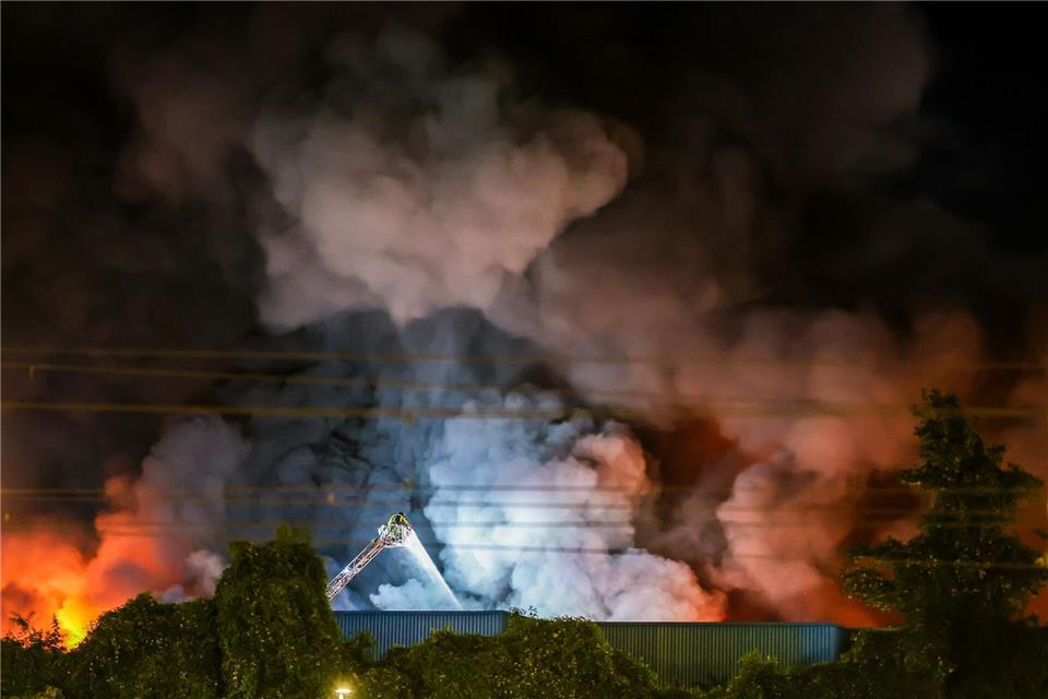Einsatzkräfte der Feuerwehr bekämpfen den Brand in einem Gewerbegebiet in Stuttgart. (Archivbild)Christoph Schmidt/dpa