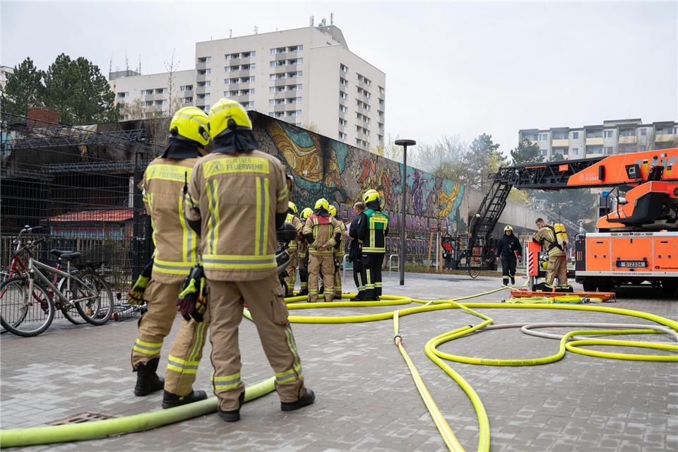 Einsatzkräfte der Feuerwehr haben einen Brand in einem ehemaligen Supermarkt in Buckow gelöscht.Markus Lenhardt/dpa