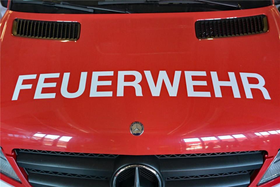 Einsatzkräfte der Feuerwehr kümmerten sich um die ausgelaufene Gülle. (Symbolbild)Malin Wunderlich/dpa