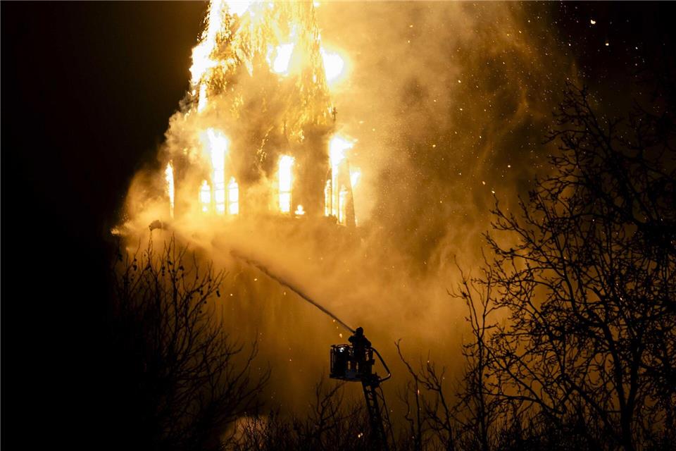 Einsatzkräfte der Feuerwehr löschen die brennende Vondelkirche in Amsterdam.REMKO DE WAAL/ANP/dpa
