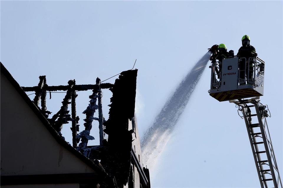 Einsatzkräfte der Feuerwehr löschen einen Brand am Schloss Wallhausen. (Archivbild)Bodo Schackow/dpa