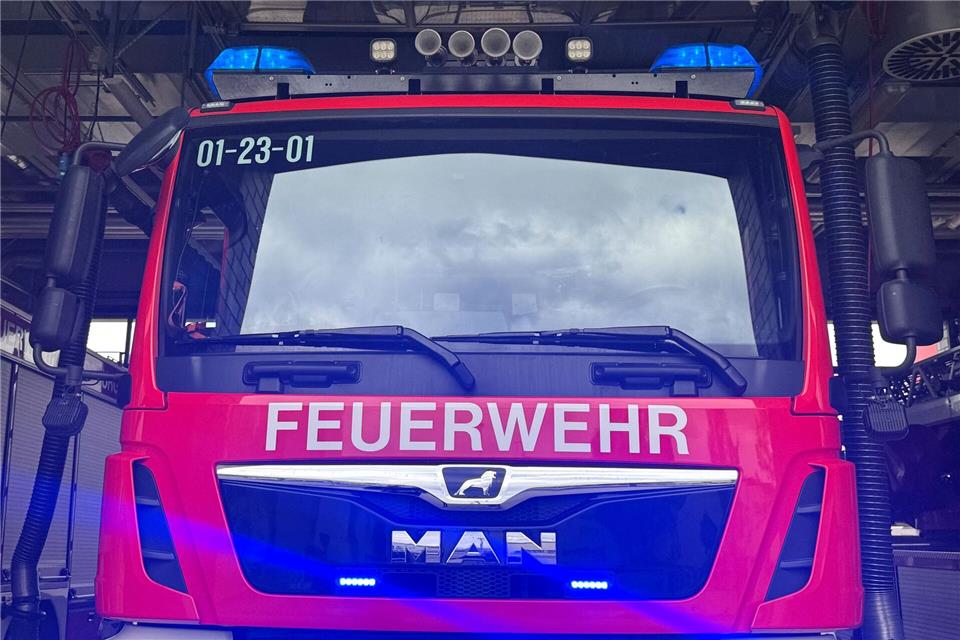 Einsatzkräfte der Feuerwehr löschten den Brand in der Erdgeschosswohnung. (Symbolbild)Sabina Crisan/dpa