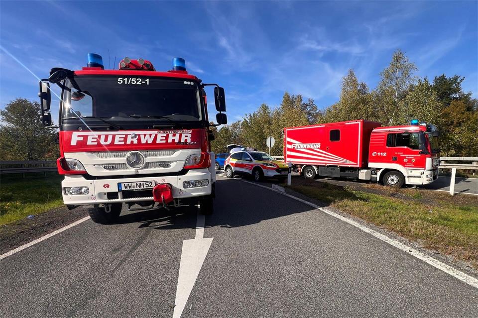 Einsatzkräfte der Feuerwehr sind an der Anschlussstelle Diez der A3 bei Nentershausen in Fahrtrichtung Köln im Einsatz.Sascha Ditscher/dpa