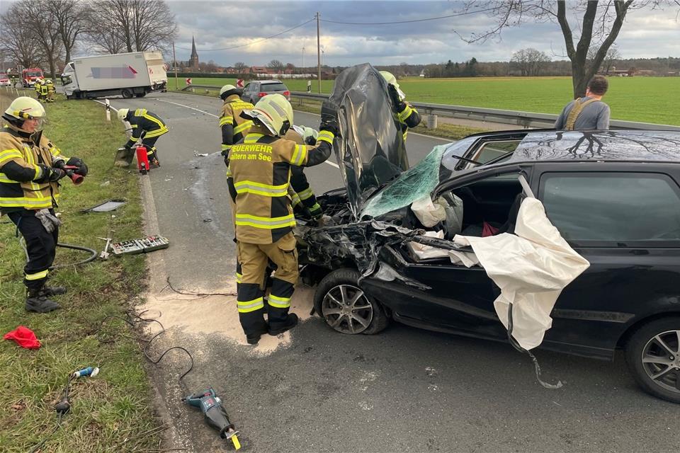 Einsatzkräfte der Feuerwehr sind an der Unfallstelle im Einsatz.