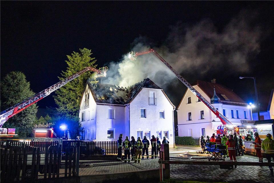 Einsatzkräfte der Feuerwehr sind mit einer Drehleiter am Brand eines Dachstuhls in Nürnberg beschäftigt.David O�wald/NEWS5/dpa