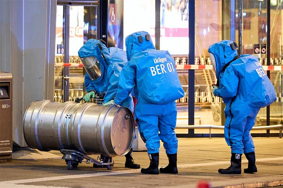 Einsatzkräfte der Feuerwehr sind nach dem Gefahrgutalarm am Terminal 1 des Flughafens BER im Einsatz.Michael Ukas/dpa