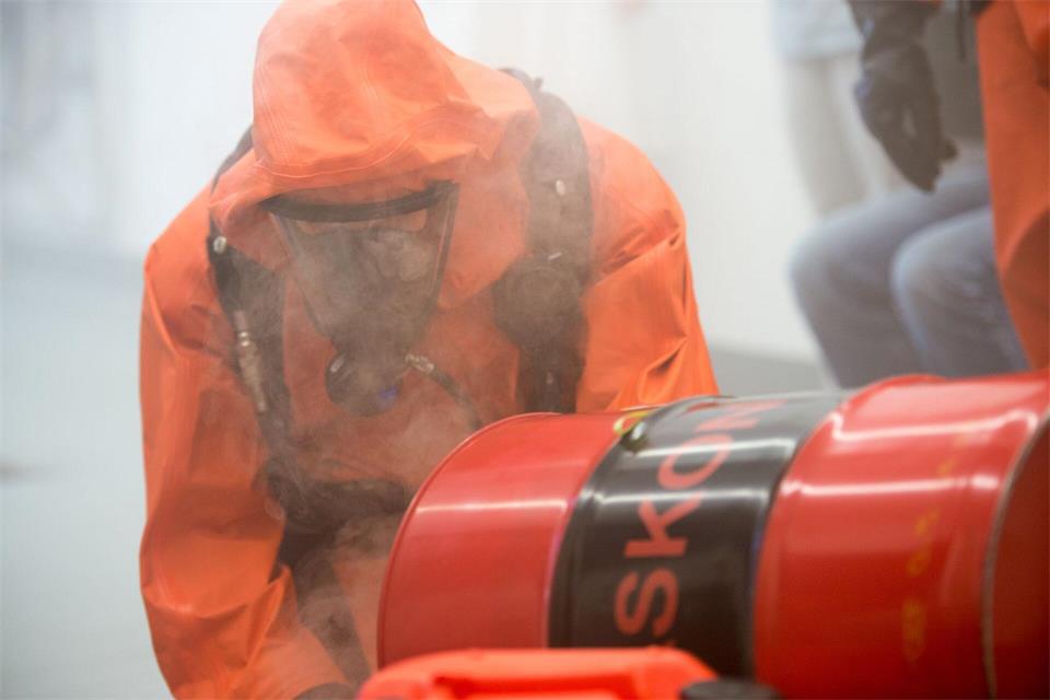 Einsatzkräfte der Feuerwehr üben den Einsatz bei einem Chemieunfall. (Symbolbild)picture alliance / dpa