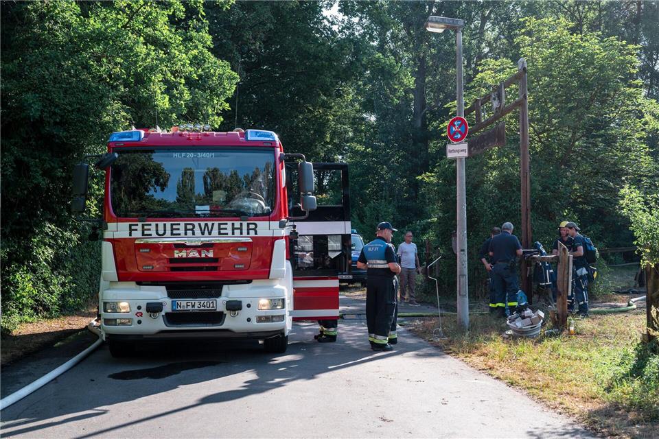 Einsatzkräfte der Feuerwehr überwachen das Areal auch Stunden nach dem Feuer.dvo/dpa