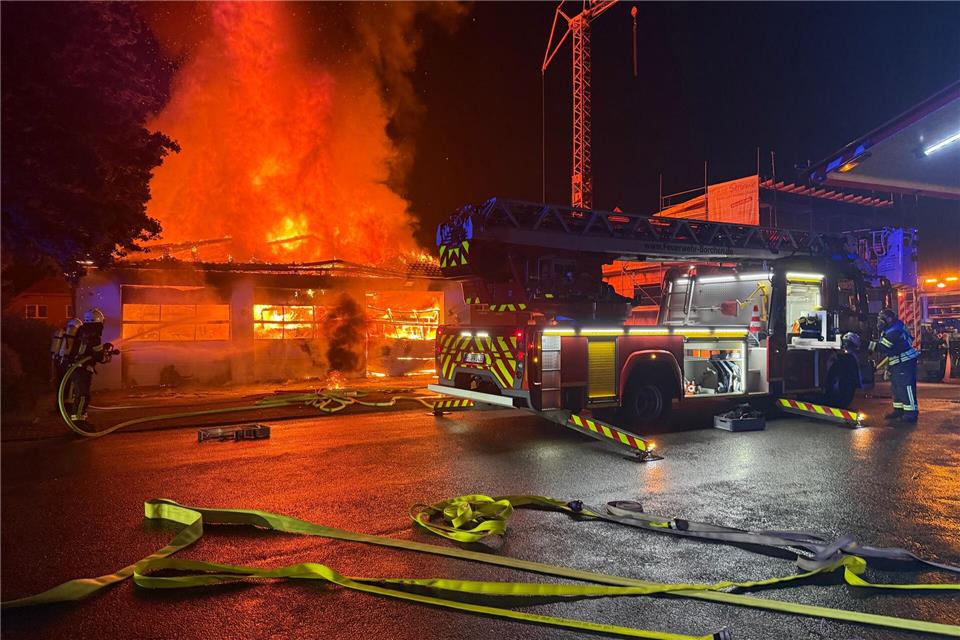 Einsatzkräfte der Feuerwehr versuchen das in Flammen stehende Gerätehaus zu löschen. (Handoutbild)Kerstin Dietz/Freiweillige Feuerwehr Borchen/dpa