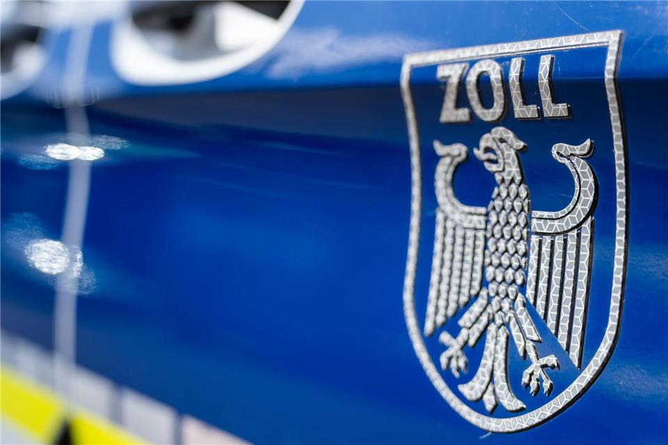 Einsatzkräfte der Finanzkontrolle Schwarzarbeit des Hauptzollamts Frankfurt (Oder) decken Fälle illegaler Beschäftigung auf. (Symbolbild)Soeren Stache/dpa