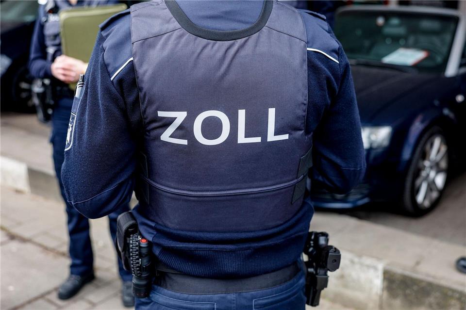 Einsatzkräfte der Landespolizei, Bundespolizei und Zoll fanden in zwei Autos  330 Kilogramm Haschisch. (Symbolbild)Axel Heimken/dpa