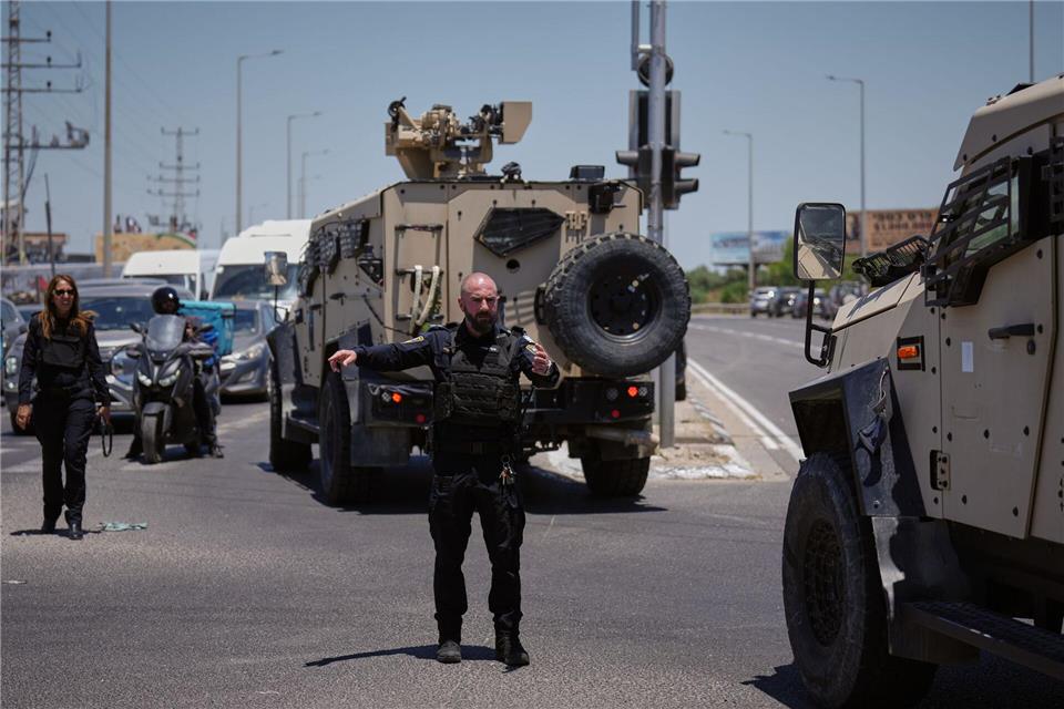 Einsatzkräfte der Polizei am Ort eines Anschlags in Israel. Ariel Schalit/AP/dpa